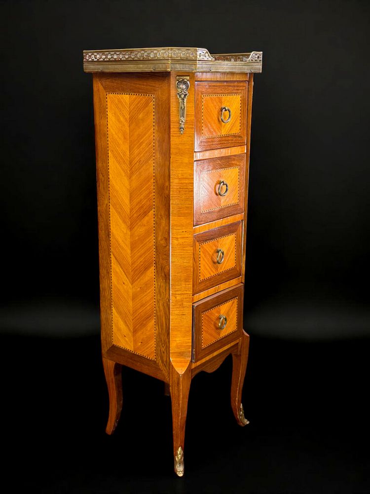 CHIFFONNIER A 4 TIROIRS EN PLACAGE DE BOIS DE ROSE ORNÉ DE BRONZE /