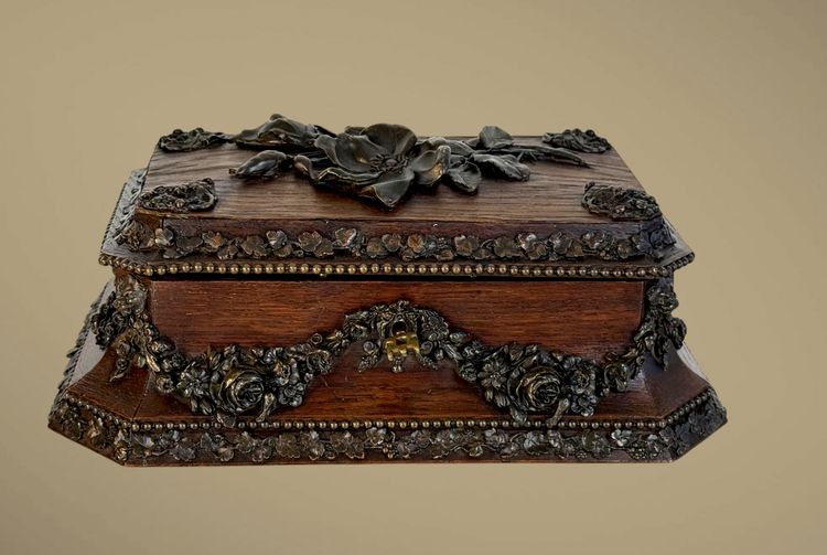 TAHAN IN PARIS / GEBEIZTE HOLZKISTE MIT BLUMENDEKOR AUS MESSING
