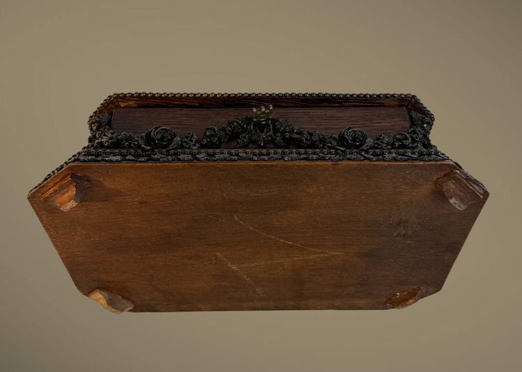 TAHAN IN PARIS / GEBEIZTE HOLZKISTE MIT BLUMENDEKOR AUS MESSING