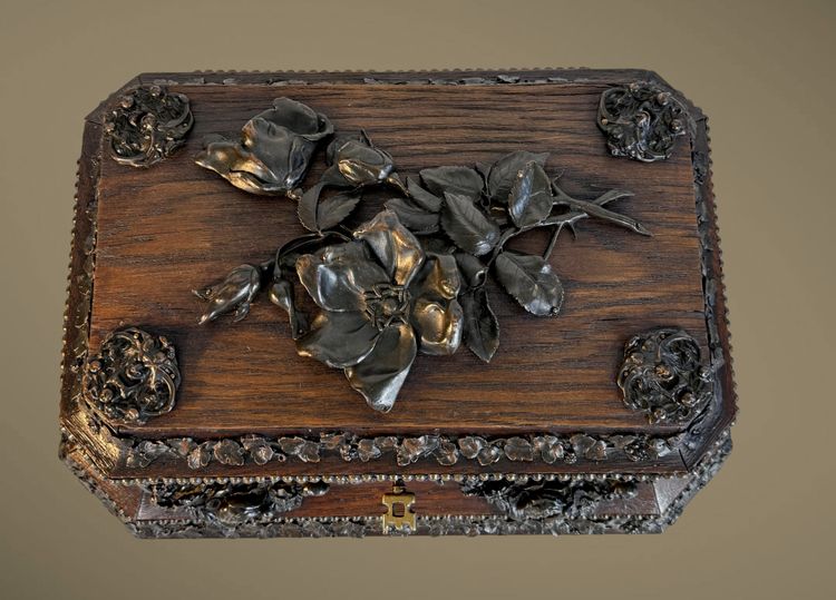 TAHAN IN PARIS / GEBEIZTE HOLZKISTE MIT BLUMENDEKOR AUS MESSING