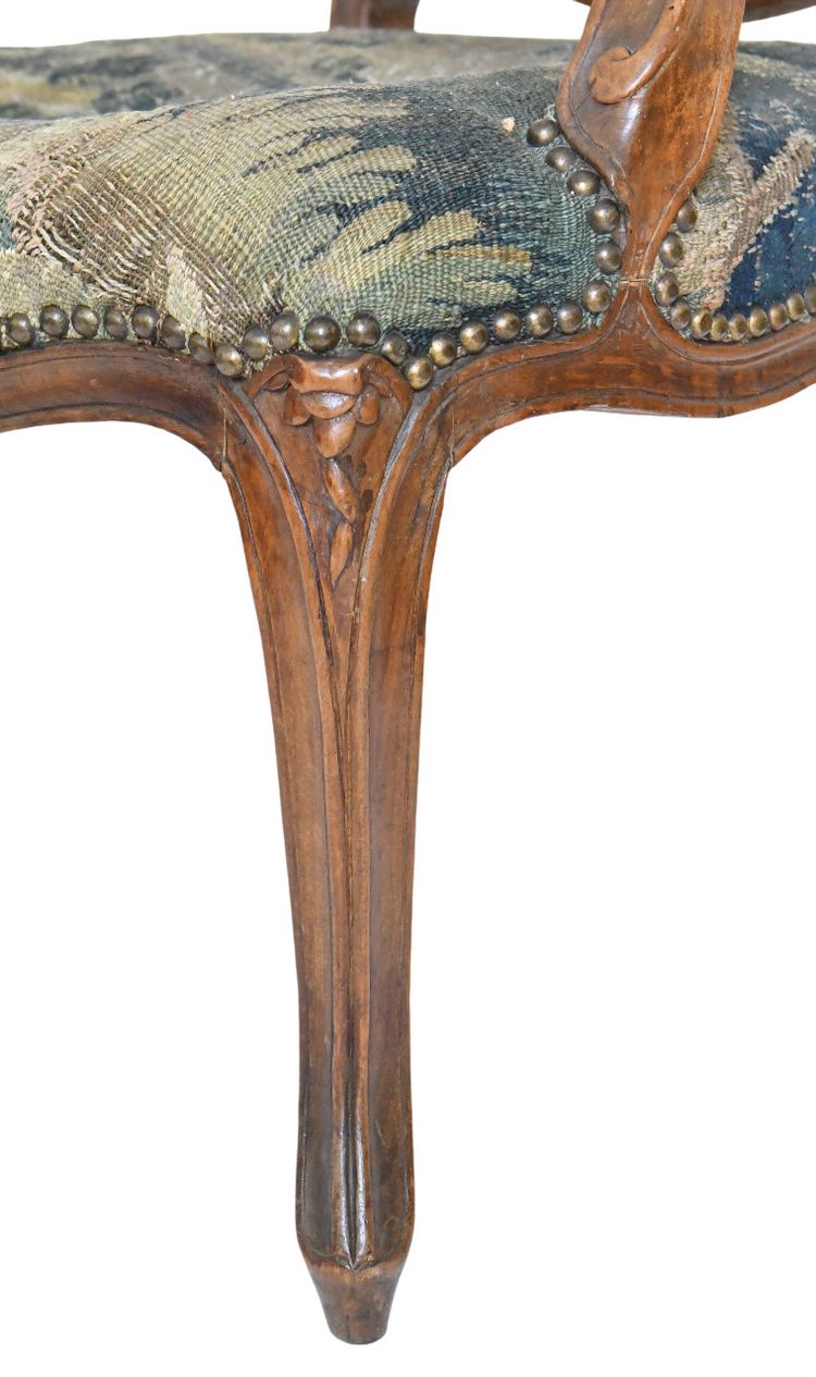 Fauteuil cabriolet d'époque Louis XV à dossier plat