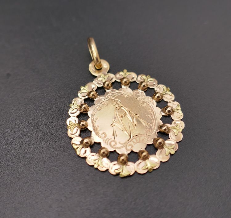 Médaille Vierge Miraculeuse or rose, or vert 18 carats,  poinçon Tête de cheval &#40; 1838 - 1919&#41;.
