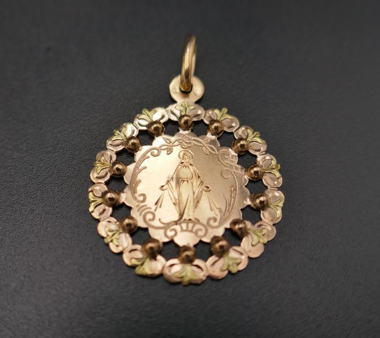 Médaille Vierge Miraculeuse or rose, or vert 18 carats,  poinçon Tête de cheval &#40; 1838 - 1919&#41;.