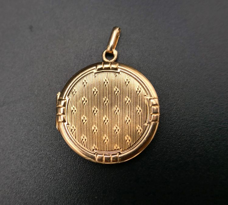Pendentif médaillon Porte photo ou souvenir ouvrant en or jaune 18 carats.