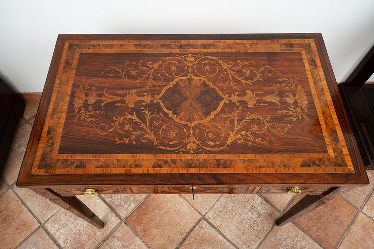 Bureau avec chaise ancienne Louis XVI, Lombardie, XVIIIe siècle.