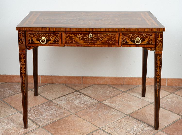 Bureau avec chaise ancienne Louis XVI, Lombardie, XVIIIe siècle.