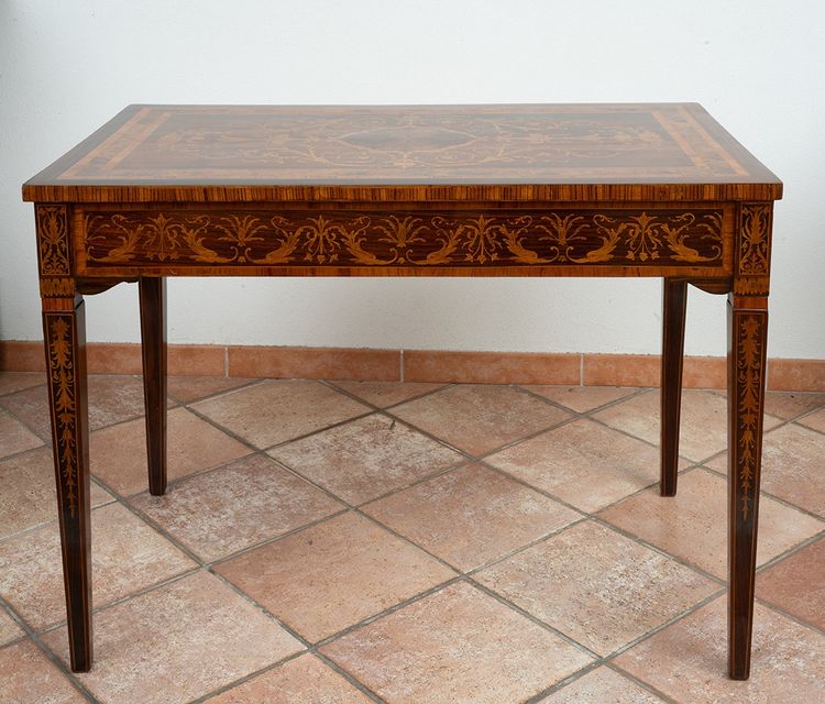 Bureau avec chaise ancienne Louis XVI, Lombardie, XVIIIe siècle.