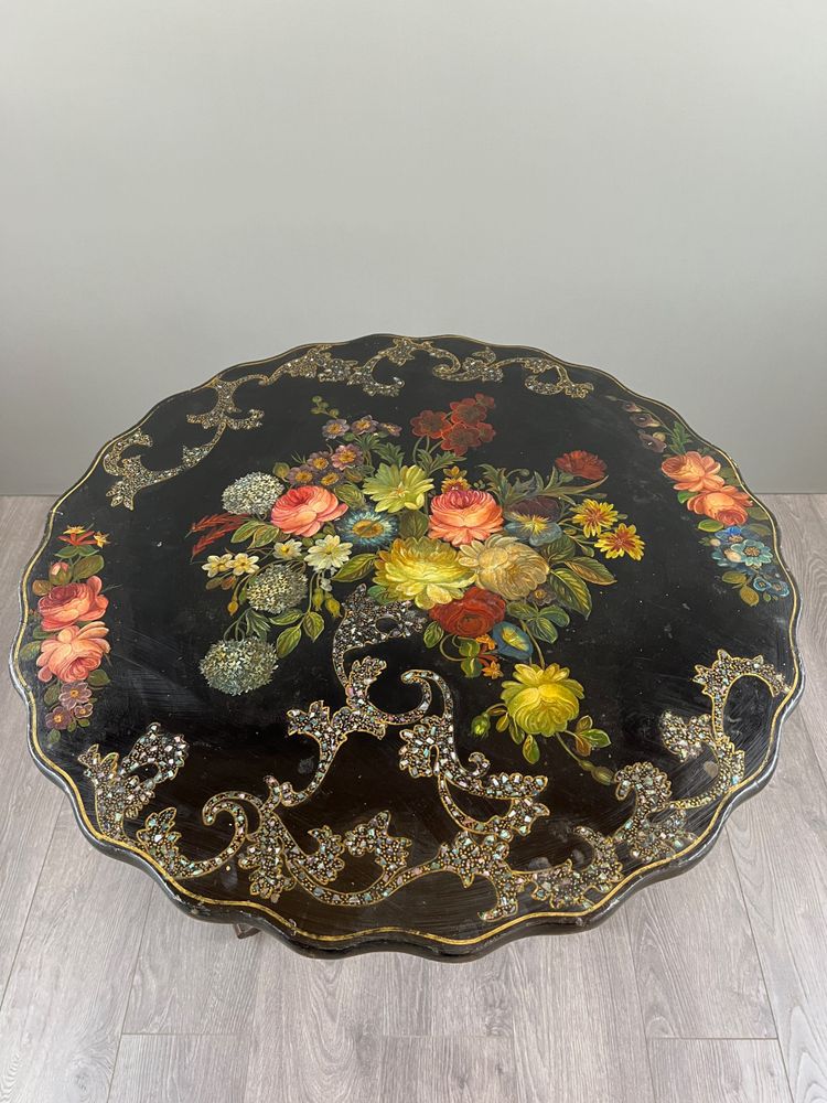 Napoleon III Säulentisch aus lackiertem Holz, Blumendekor, 19. Jahrhundert