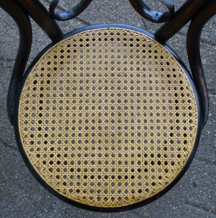 Deux chaises KOHN N°35, vers 1875 cannage neuf manuel- no Thonet
