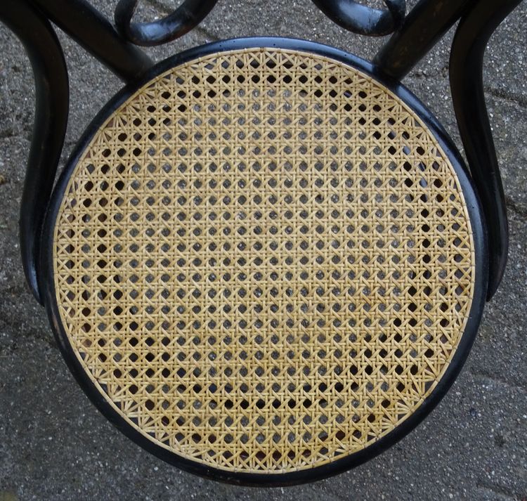 Deux chaises KOHN N°35, vers 1875 cannage neuf manuel- no Thonet