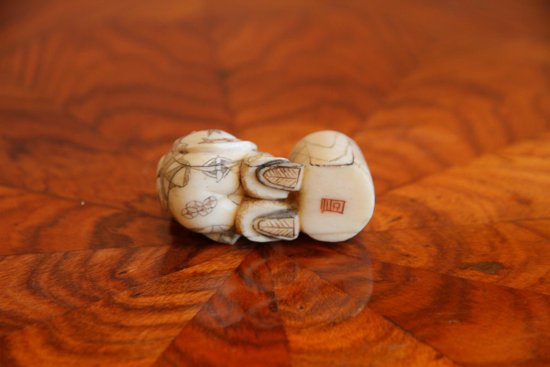 Un Netsuke Chinois En Ivoire d'époque XIXème Siècle