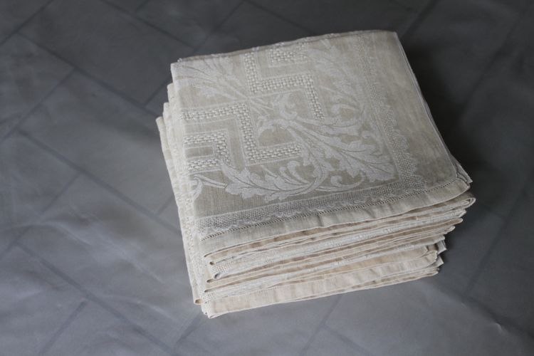 12 ivory-colored linen napkins with openwork floral decoration, very good condition, early 20th century