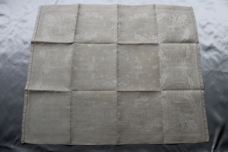 12 ivory-colored linen napkins with openwork floral decoration, very good condition, early 20th century