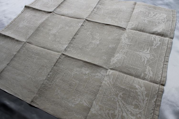 12 ivory-colored linen napkins with openwork floral decoration, very good condition, early 20th century