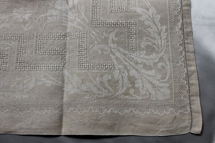 12 ivory-colored linen napkins with openwork floral decoration, very good condition, early 20th century
