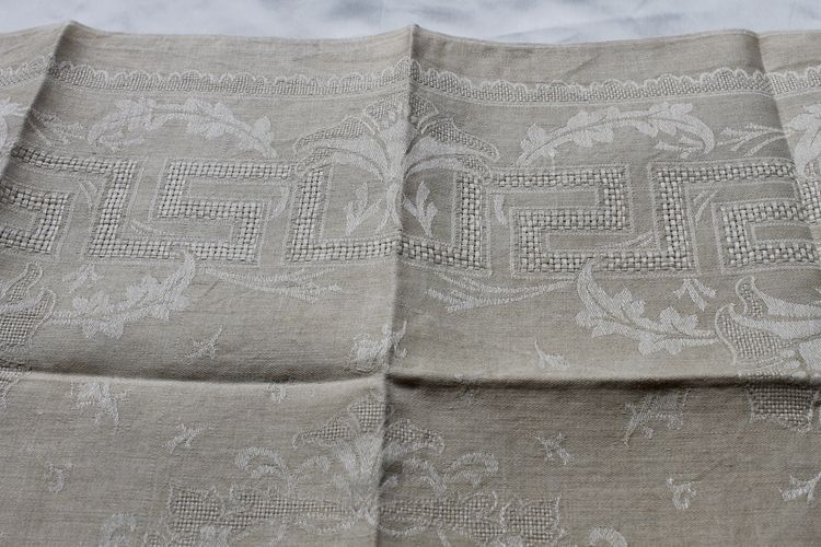 12 ivory-colored linen napkins with openwork floral decoration, very good condition, early 20th century