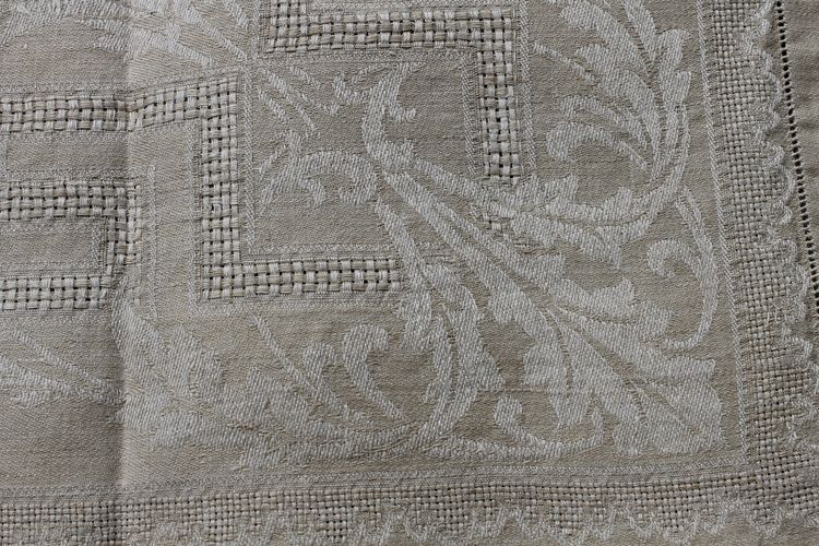 12 ivory-colored linen napkins with openwork floral decoration, very good condition, early 20th century