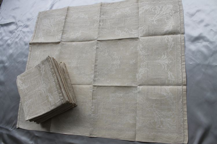 12 ivory-colored linen napkins with openwork floral decoration, very good condition, early 20th century