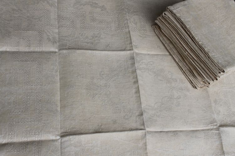 12 ivory-colored linen napkins with openwork floral decoration, very good condition, early 20th century