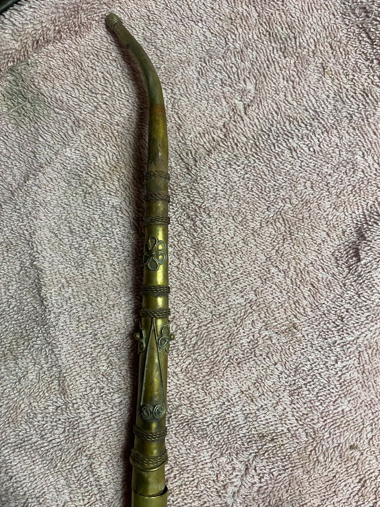 Bellissima pipa indiana in ottone sbalzato con testa di elefante, proboscide in aria, decorata con bocchino curvo