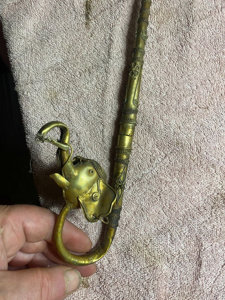 Bellissima pipa indiana in ottone sbalzato con testa di elefante, proboscide in aria, decorata con bocchino curvo