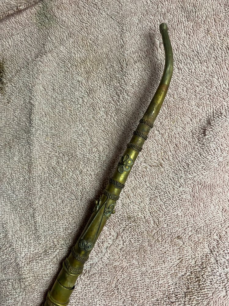 Bellissima pipa indiana in ottone sbalzato con testa di elefante, proboscide in aria, decorata con bocchino curvo
