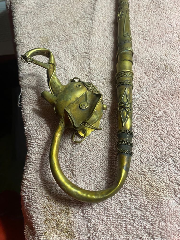 Bellissima pipa indiana in ottone sbalzato con testa di elefante, proboscide in aria, decorata con bocchino curvo