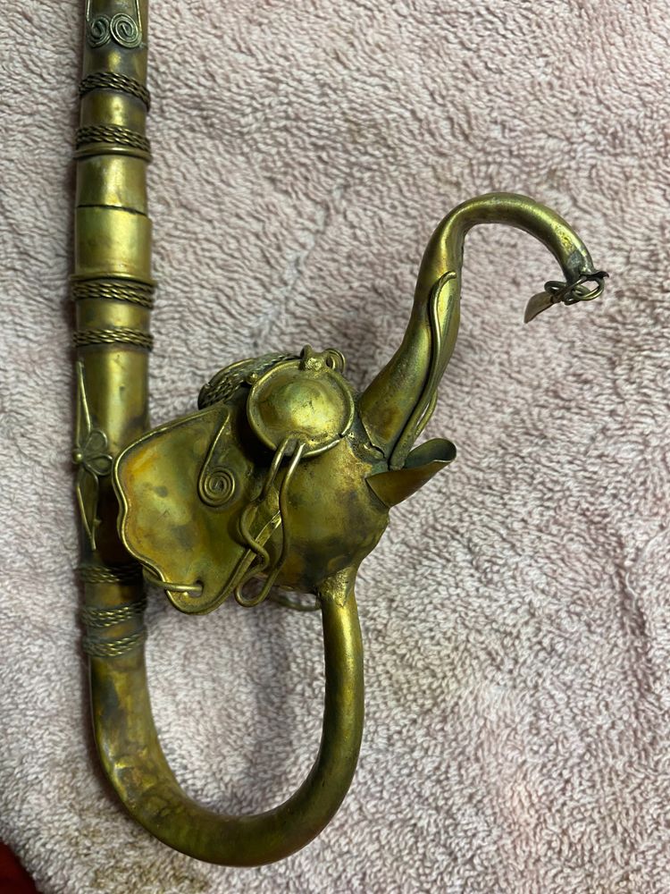 Bellissima pipa indiana in ottone sbalzato con testa di elefante, proboscide in aria, decorata con bocchino curvo