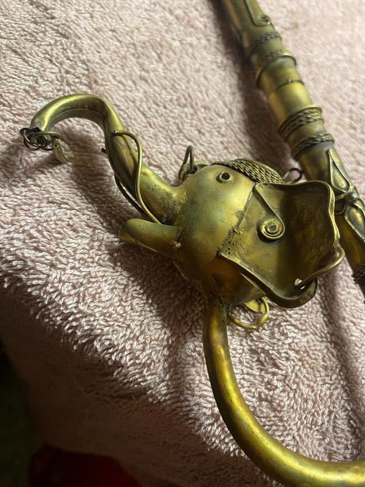 Bellissima pipa indiana in ottone sbalzato con testa di elefante, proboscide in aria, decorata con bocchino curvo