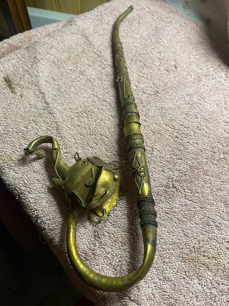 Bellissima pipa indiana in ottone sbalzato con testa di elefante, proboscide in aria, decorata con bocchino curvo