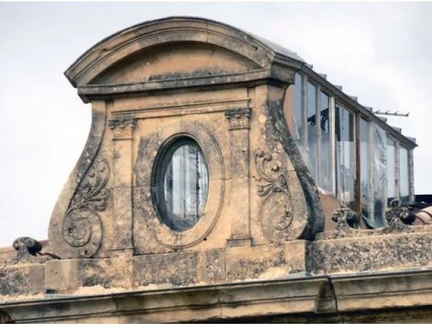 Zwei große architektonische Bogenfenster Dachgaube Werkstatt alte Türen
