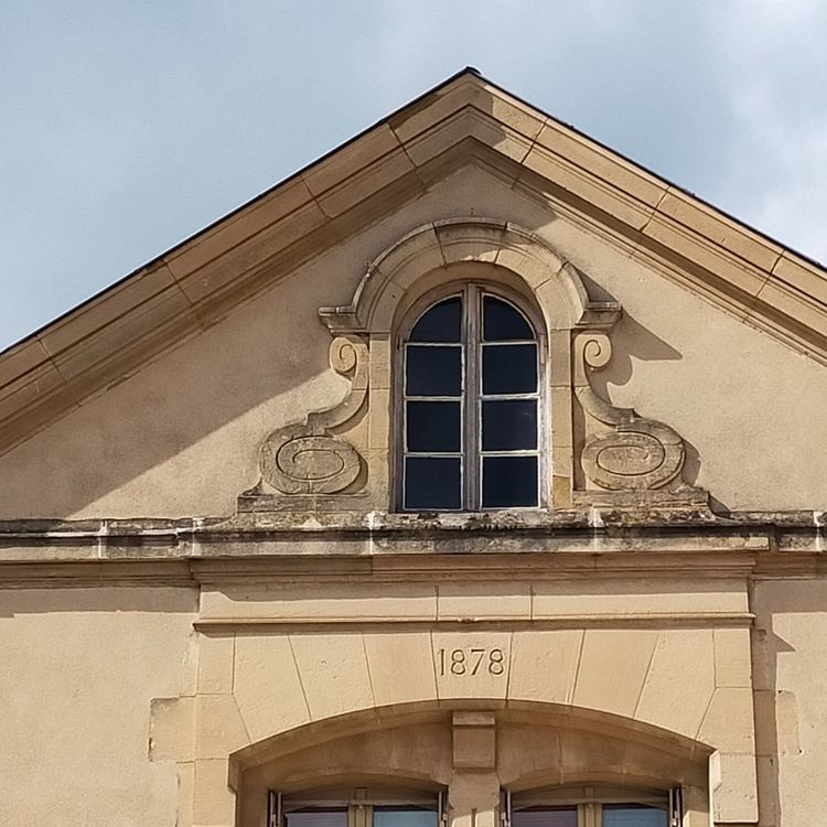 Zwei große architektonische Bogenfenster Dachgaube Werkstatt alte Türen