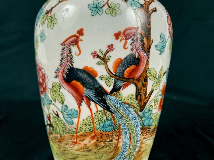 Cina, vaso in porcellana decorato con pavoni e fiori