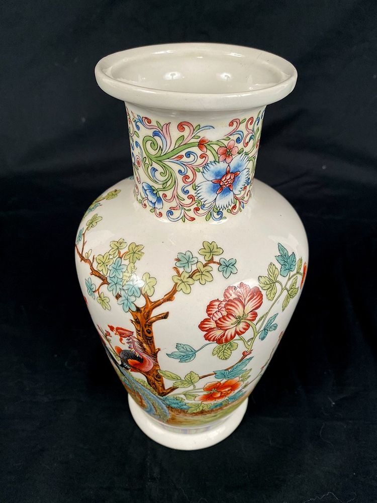 Cina, vaso in porcellana decorato con pavoni e fiori