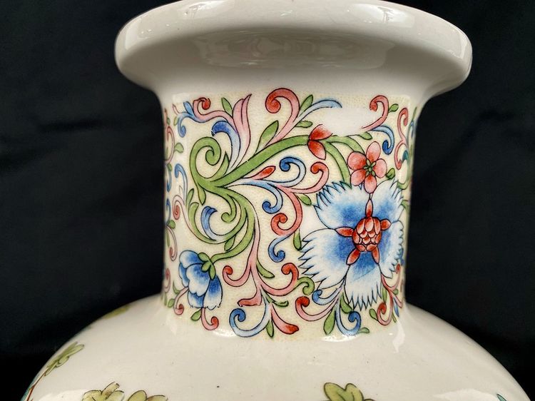 Cina, vaso in porcellana decorato con pavoni e fiori