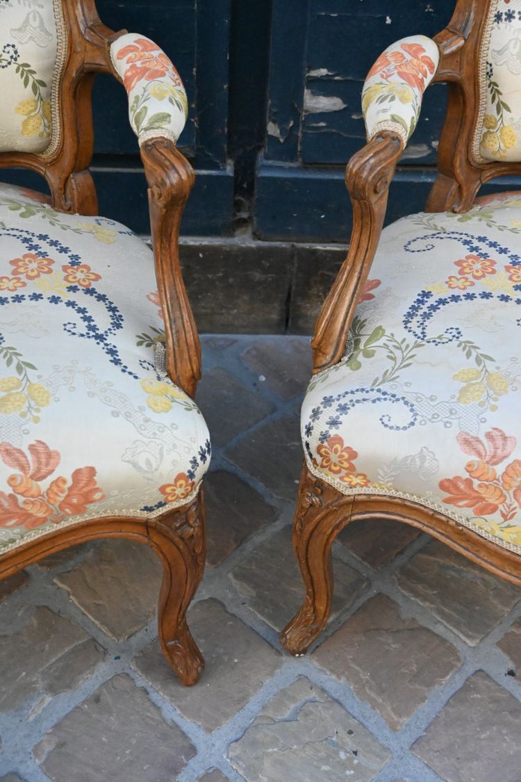 paire de fauteuils cabriolets d époque Louis XV estampillés de Meunier