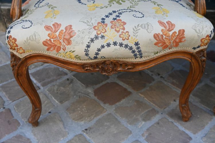 paire de fauteuils cabriolets d époque Louis XV estampillés de Meunier