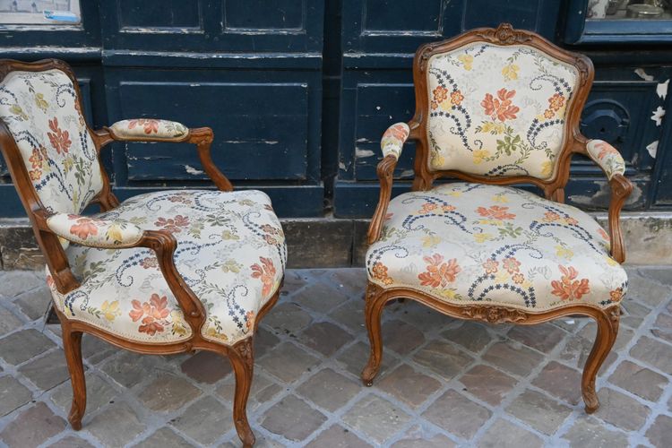 paire de fauteuils cabriolets d époque Louis XV estampillés de Meunier