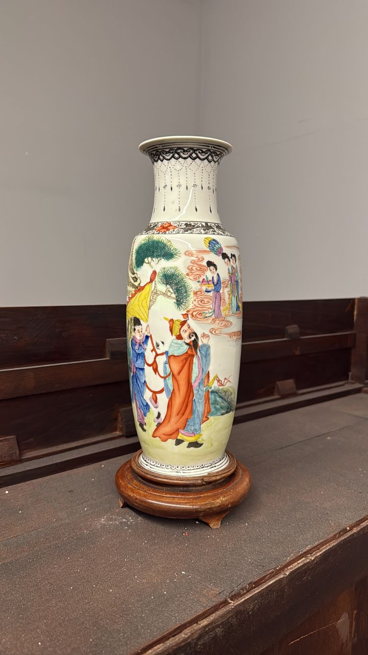 Chinese Qing dynasty porcelain vase, 20th century, 38x15cm