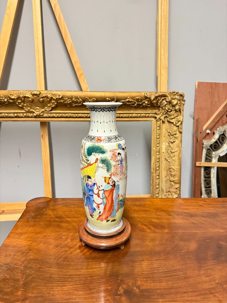 Chinese Qing dynasty porcelain vase, 20th century, 38x15cm