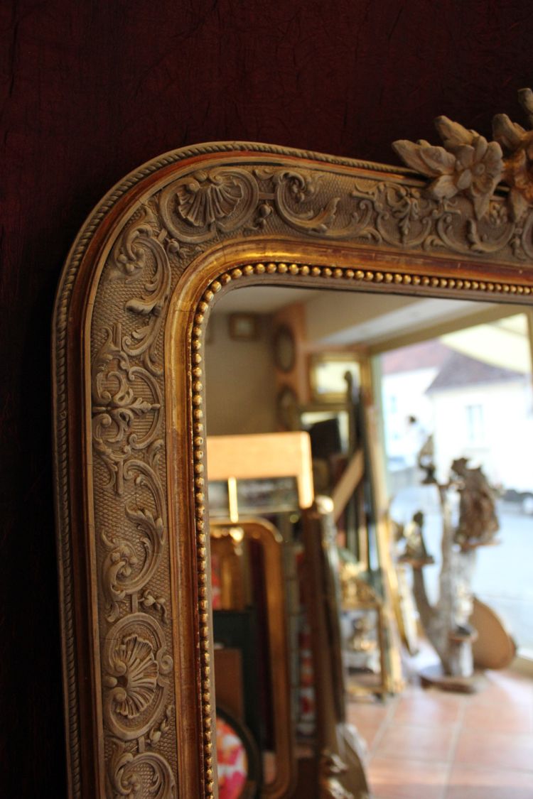 107 x 173 cm Napoleon III pearled mirror, Louis XV-style pediment décor, gold leaf and patina
