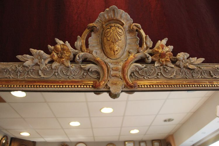 107 x 173 cm Napoleon III pearled mirror, Louis XV-style pediment décor, gold leaf and patina