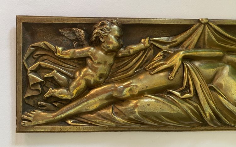 "Il sonno di Venere". Grande altorilievo in bronzo del XIX secolo.