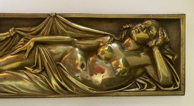"Il sonno di Venere". Grande altorilievo in bronzo del XIX secolo.