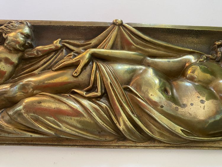"Il sonno di Venere". Grande altorilievo in bronzo del XIX secolo.