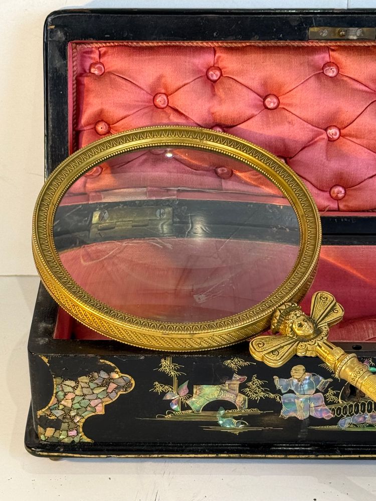 LARGE EMPIRE PERIOD MAGNIFYING GLASS IN CHASED AND GILDED BRONZE WITH WINGED FEMALE HEAD DECORATION