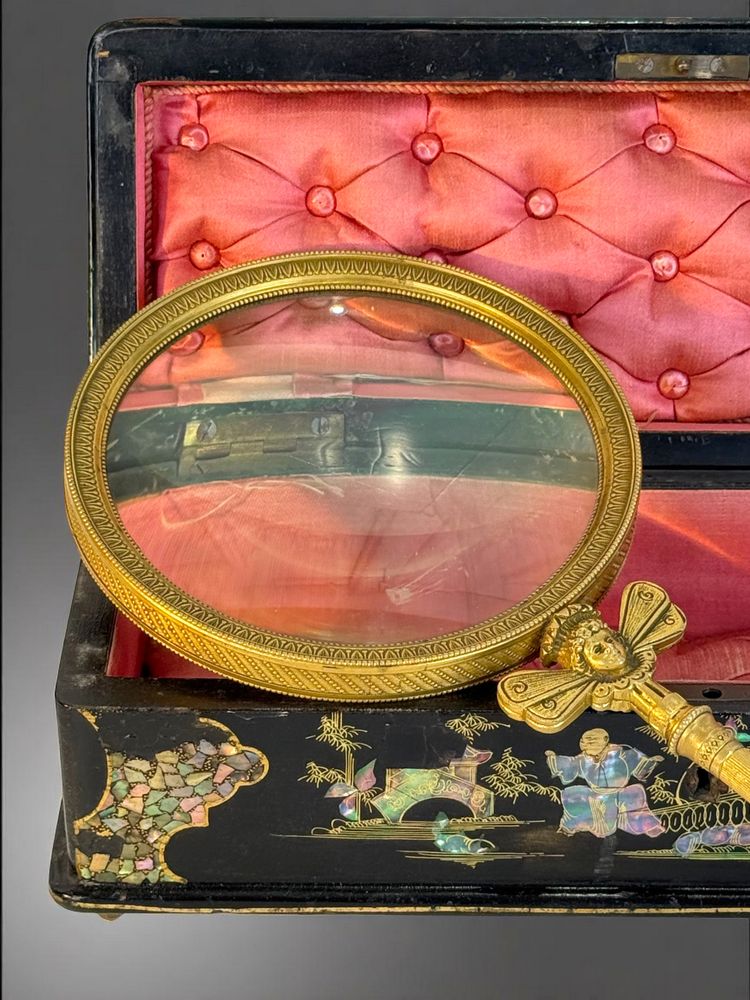 LARGE EMPIRE PERIOD MAGNIFYING GLASS IN CHASED AND GILDED BRONZE WITH WINGED FEMALE HEAD DECORATION