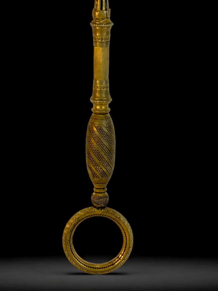 LARGE EMPIRE PERIOD MAGNIFYING GLASS IN CHASED AND GILDED BRONZE WITH WINGED FEMALE HEAD DECORATION