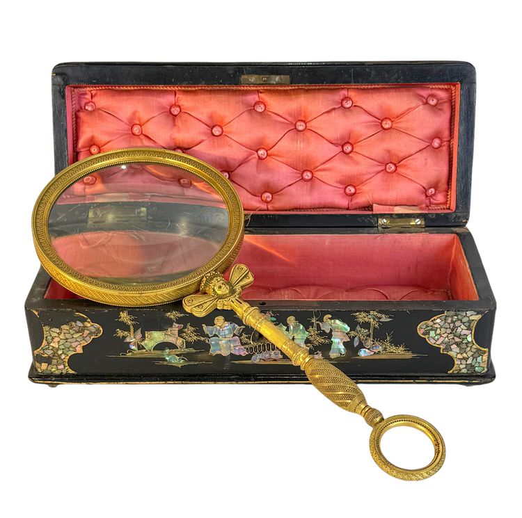 LARGE EMPIRE PERIOD MAGNIFYING GLASS IN CHASED AND GILDED BRONZE WITH WINGED FEMALE HEAD DECORATION