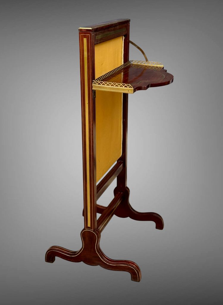 ÉCRAN DE CHEMINÉE ÉPOQUE CHARLES X EN PALISSANDRE ET FILETS DE LAITON